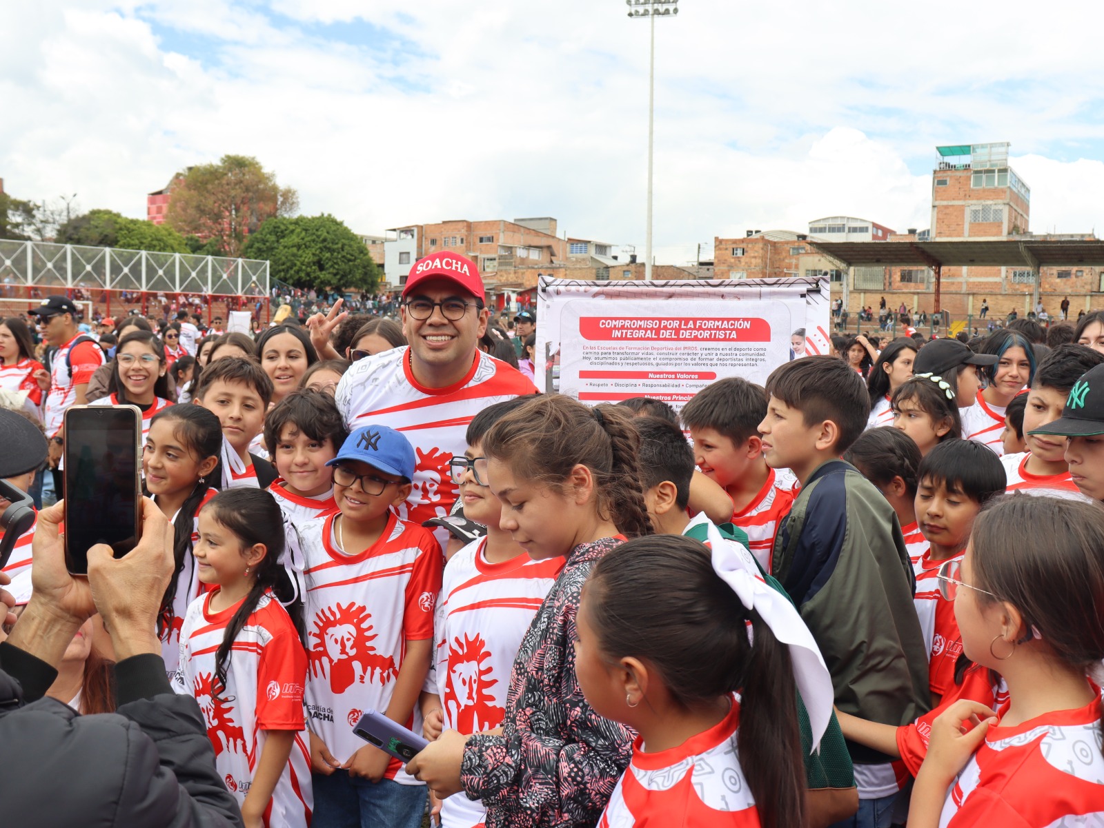 Más de 3.500 niños y jóvenes inician su camino en el deporte en Soacha.