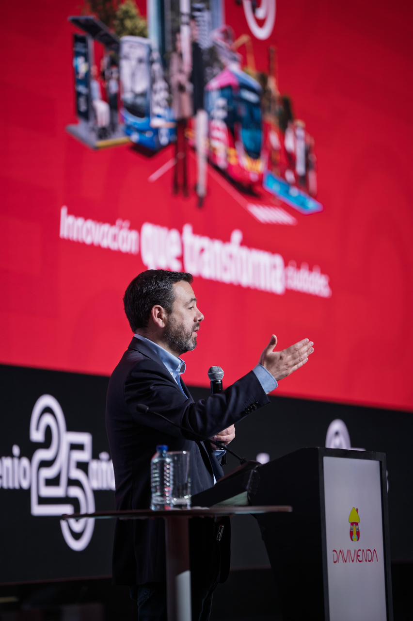 TransMilenio celebra 25 años de funcionamiento mientras Bogotá se posiciona como un modelo internacional en sistemas de transporte público.