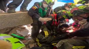 Tras 74 horas de intensa búsqueda, Bomberos de Bogotá lograron rescatar con vida a un niño de 11 años que permanecía atrapado bajo los escombros tras el terremoto en Venezuela.