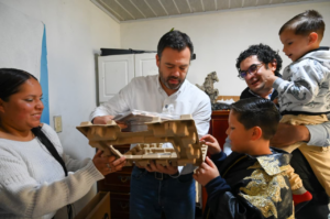 Galán entrega nuevos computadores a familias beneficiarias del programa Conexión Social