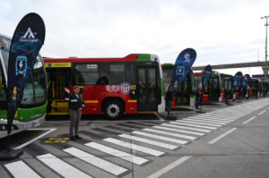 Bogotá estrena 50 buses articulados eléctricos que marcan un hito a nivel mundial.