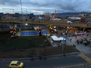 Bogotá tiene la primera cancha de pádel en bajopuente de la 63 con Boyacá