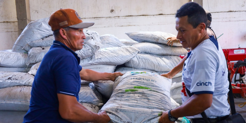 Productores agropecuarios de Villeta reciben fertilizante orgánico para afrontar la temporada seca