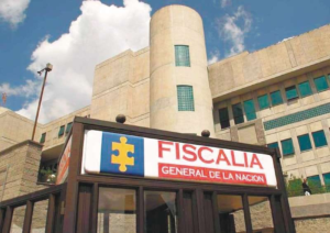 Fiscalía presenta cargos contra periodista por presunta violencia de género hacia cinco mujeres.