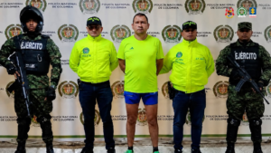 Aseguran a cuatro policías investigados por presuntas agresiones y descargas eléctricas a un ciudadano que murió bajo su custodia.