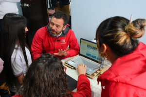 Conexión Social cumple su objetivo de conectar hogares a internet gratuito y presenta una nueva plataforma educativa virtual.